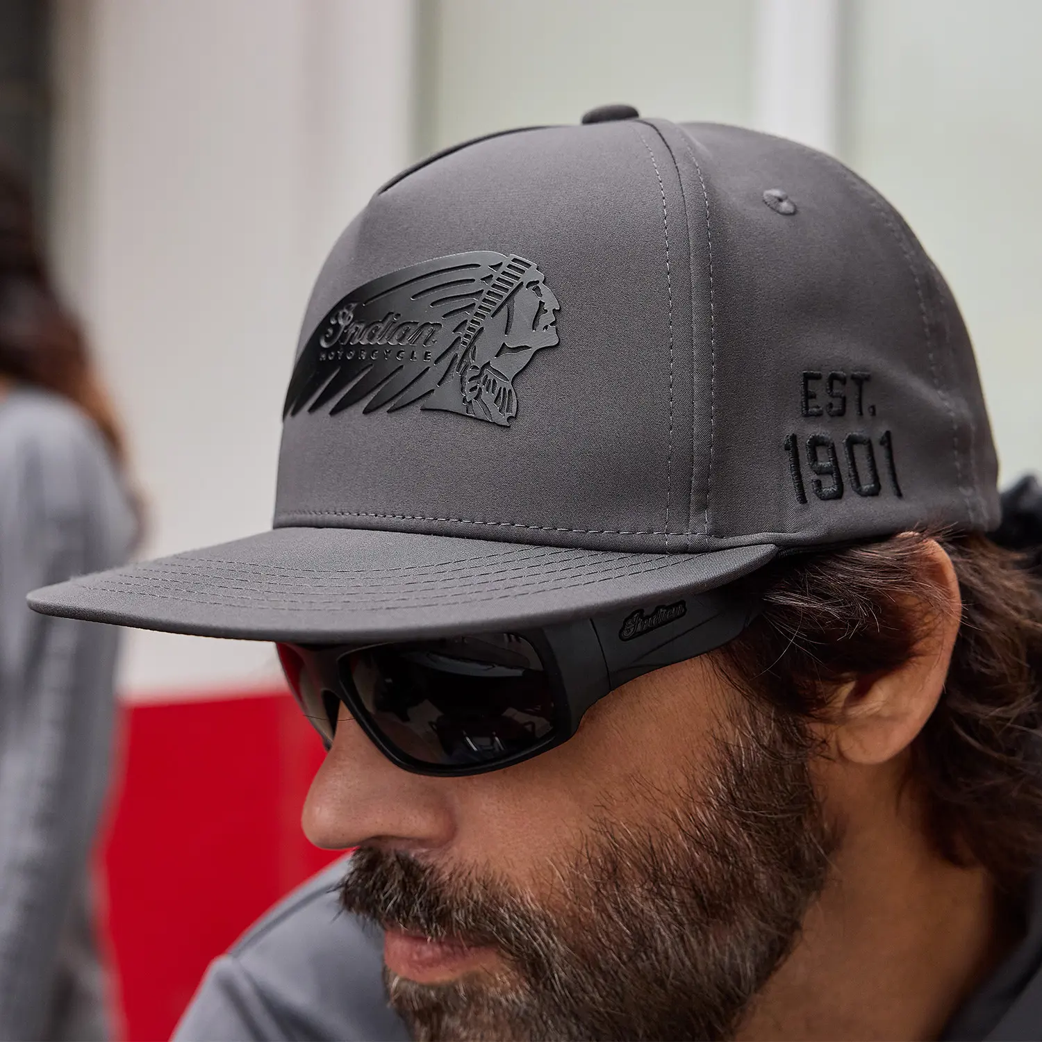 Indian Motorcycle フラットピークキャップ グレー 着用イメージ メンズ